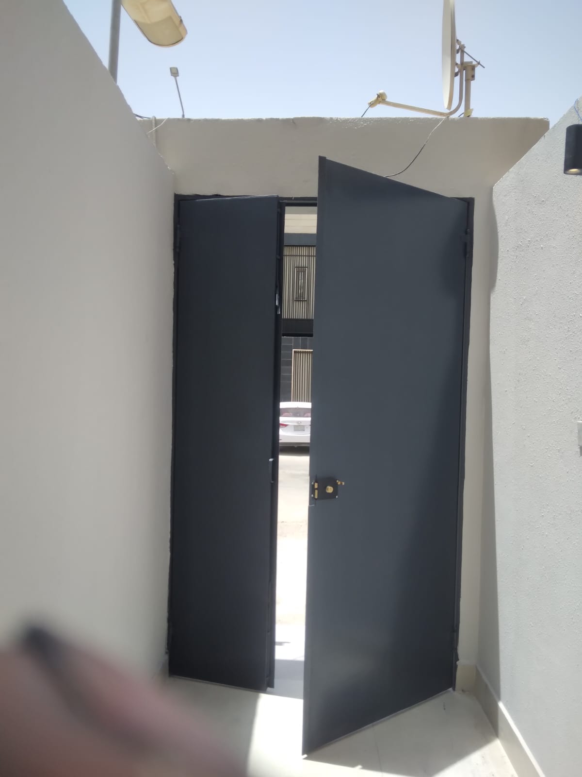 دهانات أبواب خشب